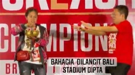 Ada Mbak Rara Si Pawang Hujan Yang Turut Kawal Laga Bali United Pada