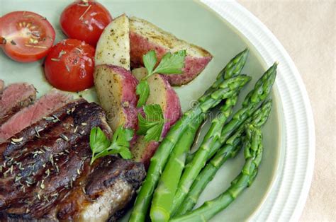 Steak Mit Kartoffeln Tomaten Und Spargel Bild Bild