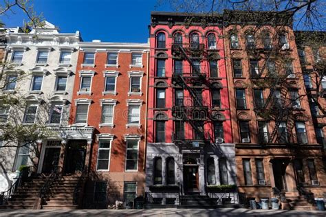 Hilera De Coloridos Edificios Antiguos De Apartamentos De Ladrillo Con