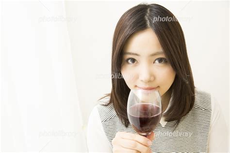 ワインを飲む女性 写真素材 6685784 フォトライブラリー Photolibrary