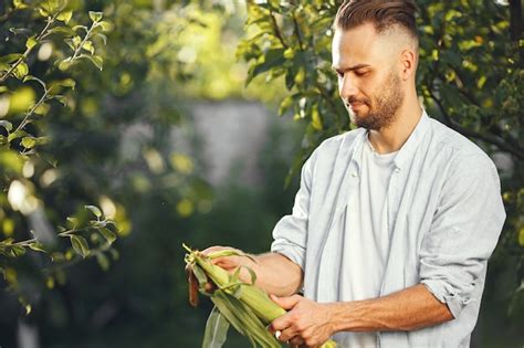 Fr Hlicher Bauer Mit Bio Gem Se Im Garten Gemischtes Bio Gem Se In