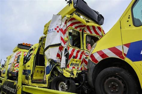 En Sarthe Des Fourgons De Patrouille Percutés Sur Lautoroute Exposés