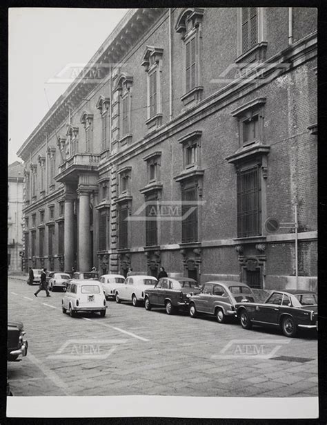 Palazzo Di Brera E Scorcio Dell Omonima Via Con Automobili