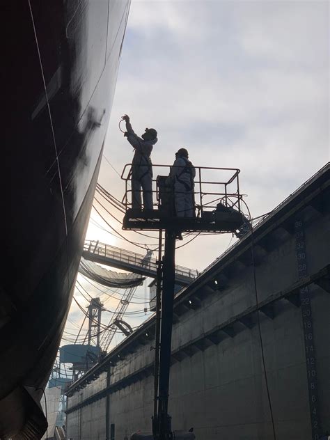 The perks of working in a ship yard. : r/Pictures