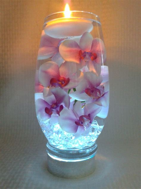 Des Orchid Es Roses Flottent Dans Un Vase En Verre De Pouces Rempli