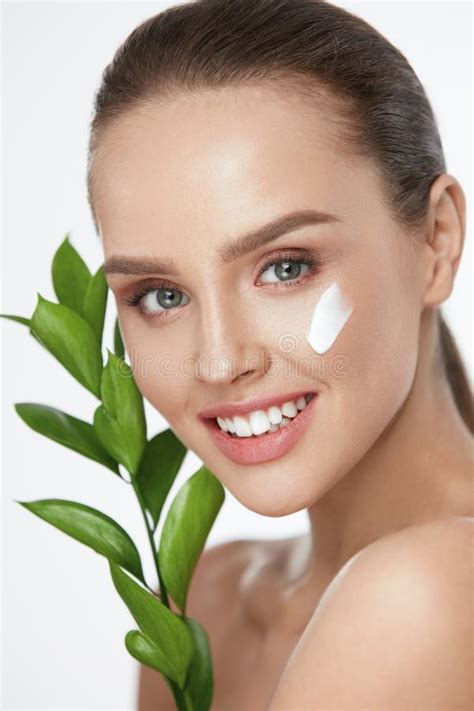 Cuidado Da Cara Da Beleza Mulher Creme Na Pele Facial Imagem De