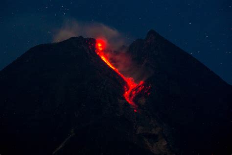 Merapi Luncurkan 60 Kali Guguran Lava Dalam Sepekan Intensitas