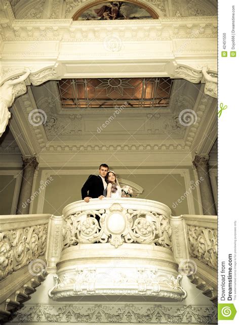 Novia Y Novio Felices En Su Boda Foto De Archivo Imagen De Beso