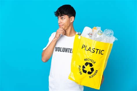 Sosteniendo una bolsa llena de botellas de plástico para reciclar en