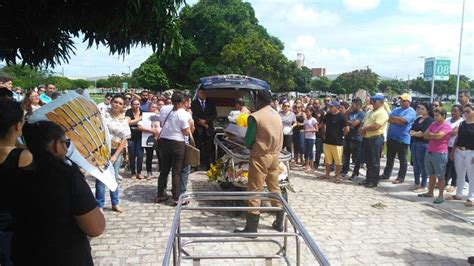 Dor e comoção marcam último adeus à jovem morta em tiroteio na grande