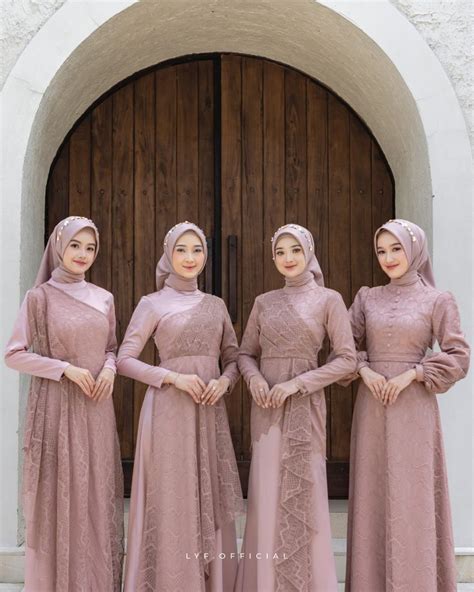 Rekomendasi Outfit Cewek Bumi Model Baju Bridesmaid Simple