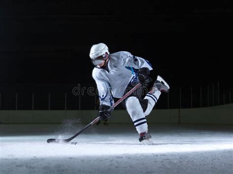 Eishockeyspieler In Der Aktion Stockbild Bild Von Athlet Mann 59655377