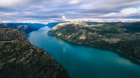 Hermosa vista vibrante de verano en el famoso lugar turístico de