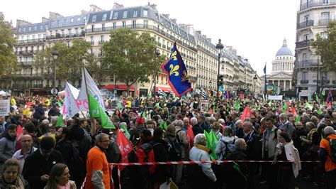 Paris Près De 75 000 Personnes Ont Défilé Ce Dimanche Dans Les