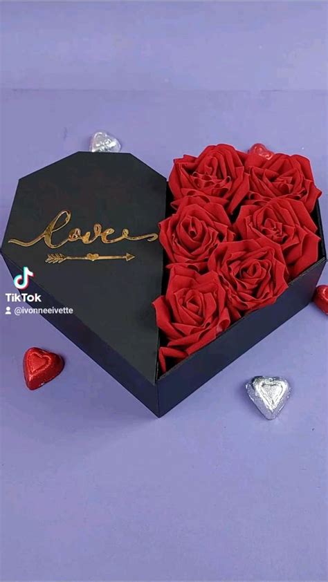 Caja en forma de corazón con rosas eternas y chocolates Regalo para