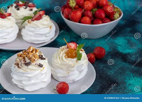 Pasteles De Meringue Pavlova Con Crema Batida Y Hojas De Fresa Frescas