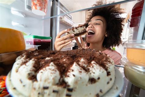 Mulher De Resguardo Pode Comer Bolo - Mulher a Comer Um Pedaço De Bolo Imagem de Stock - Imagem de africano ...