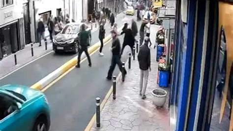 Beyoğlu nda Araç Park Etme Kavgası Kanlı Bitti 1 Ölü 1 Yaralı