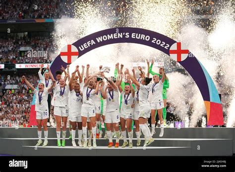 England lionesses euros trophy hi-res stock photography and images - Alamy