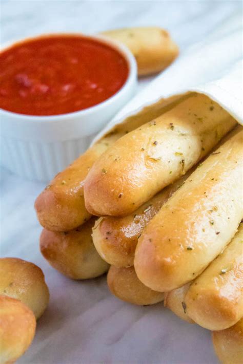 Homemade Garlic Butter Breadsticks ~ Recipe Queenslee Appétit