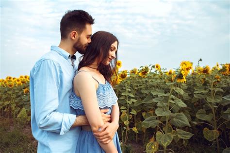 Casal Ador Vel Caminha Pelo Campo De Girassol Florescendo Buqu Amarelo