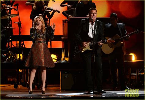 Kelly Clarkson - CMAs Live Duet with Vince Gill : Photo 2749653 | 2012 ...