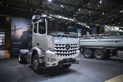 Hart Im Nehmen Mercedes Benz Trucks Zeigt Auf Der Bauma