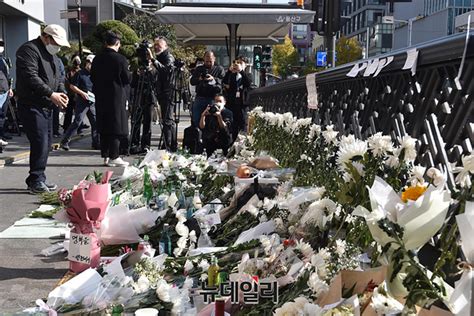 포토 이태원 압사 사고 추모공간 찾은 조문객들 Save Internet 뉴데일리