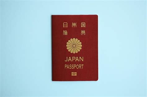 Passaporte do Japão em fundo azul em close up conceito de turismo e