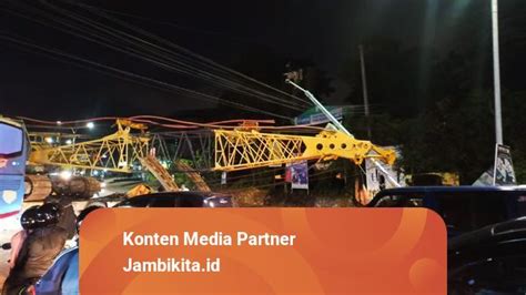 Angkut Alat Berat Crane Truk Trailer Tabrak Tiang Cctv Di Kota Jambi