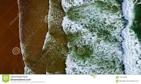 Vista Aérea Do Zangão Do Voo Das Ondas De Oceano Que Esmagam Na Praia