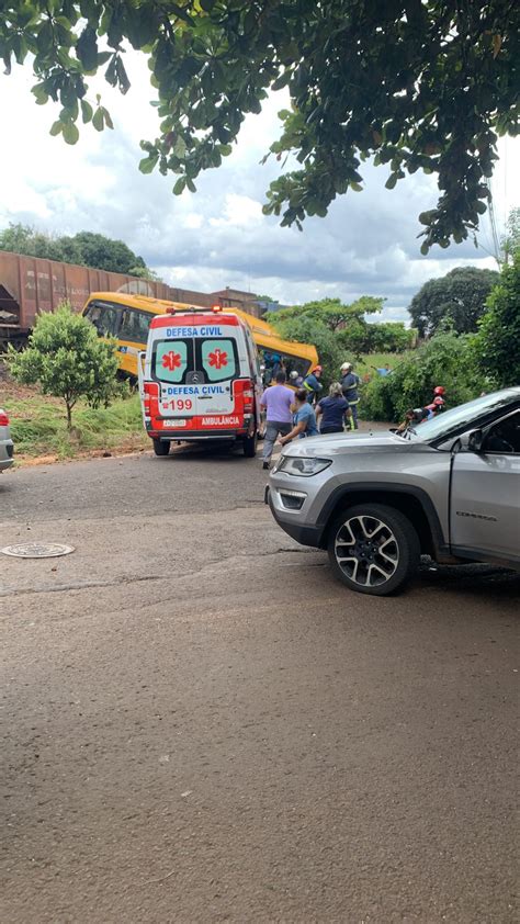 Acidente envolvendo ônibus escolar e uma locomotiva deixa vários