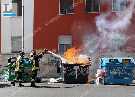 Cassonetto Della Carta In Fiamme Vigili Del Fuoco Al Lavoro In Centro