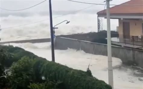 Maltempo Uragano In Sicilia Il Mare In Tempesta Entra Dentro Le Case