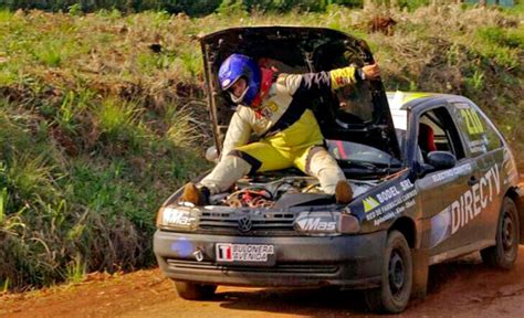 Copiloto De Rally Se Sienta Sobre El Motor Y Acelera Con La Mano A