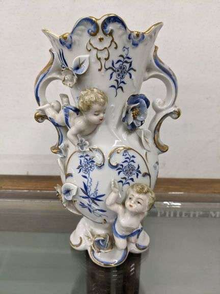 VINTAGE 10 IN TALL VASE Isabell Auction