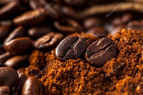 Close up picture of coffee beans Stock Photo by ©ponomarencko 37996403