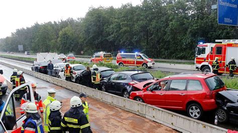 Unfall Massenkarambolage Auf Der A3 Mit Zehn Fahrzeugen Stau