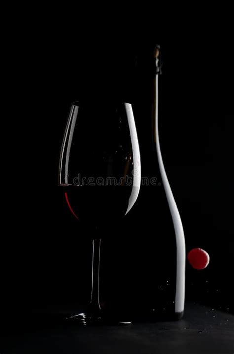 Elegante Copa De Vino Tinto Y Botella De Vino Con Cereza Roja Aislada