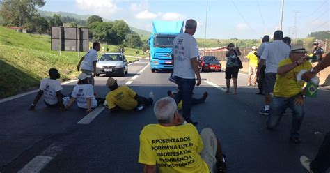 G Protesto De Aposentados Paralisa Tr Fego Na Via Dutra Em Aparecida