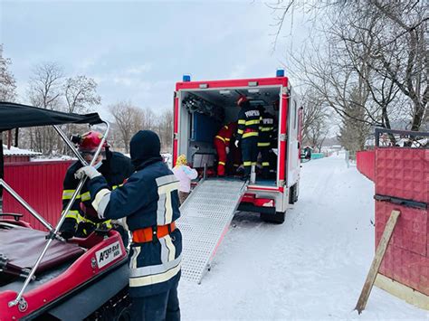 Intervenție specială a pompierilor pentru transportul la spital a unui