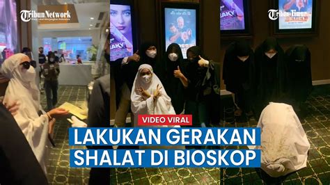 Nonton Film Horor Makmum 2 Wanita Ini Pakai Mukena Dan Lakukan Gerakan