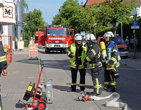 Mitarbeiter löscht Feuer in Drogeriemarkt