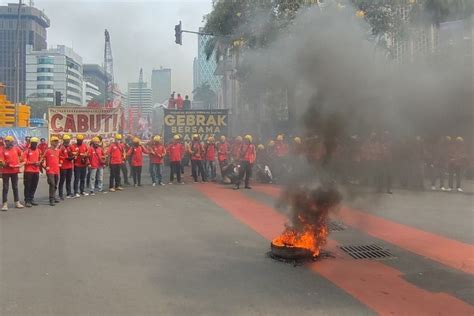 Foto Massa Buruh Tolak Omnibus Law Makin Ramai Bakar Flare Dan