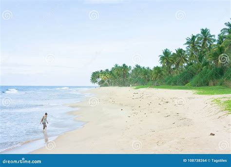 Praia De Balapitiya Sri Lanka Uma Mulher Que Anda No Impulso No Th