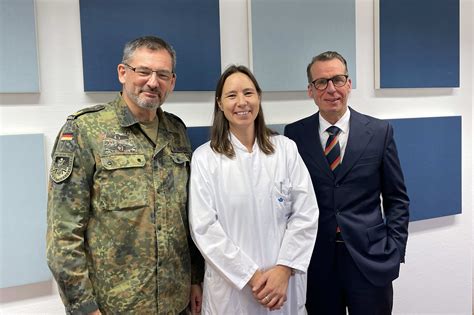 Generalarzt Dr Johannes Backus Bundeswehrkrankenhaus Ulm Zu Besuch In