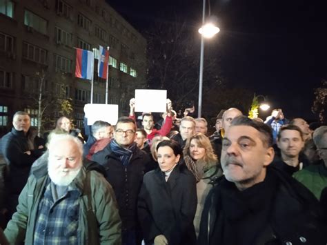 Zavr En Protest Opozicije Ispred Skup Tine Grada Policija Razbila