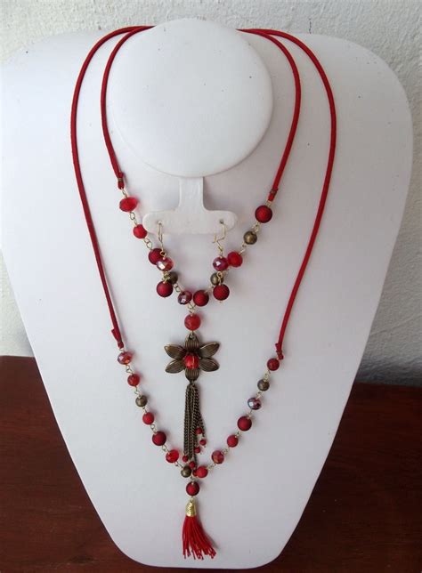 Collar Montado En Gamuza Con Cuentas Color Rojo Con Peque O Dije Al