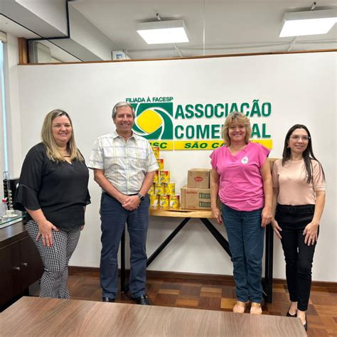 Entrega de 80 latas de leite à Rede de Combate ao Câncer ACISC