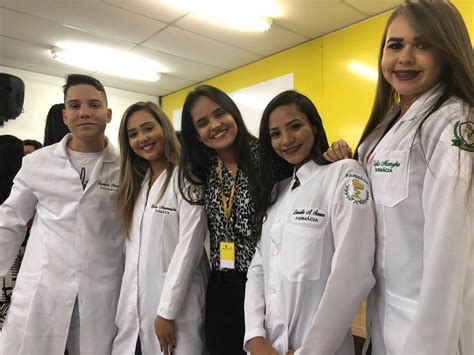 Alunos De Biomedicina E Farm Cia Participam Da Cerim Nia Do Jaleco